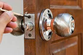 Essential Guide To Hiring A Trusted Locksmith – Simplify Your Lock And Key Solutions